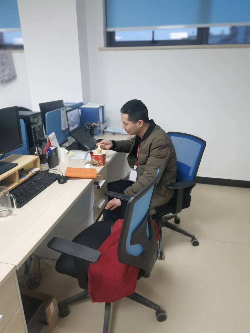 開發部張林海，在疫情爆發的時候毅然決然從新昌來到了上海，真正的逆行者，和上海的開發部同事一起共克時艱(1).jpg